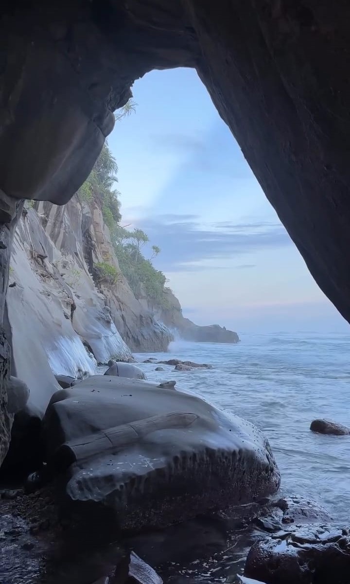 Spot foto yang lagi viral karena keindahan laut dan bebatuan yang berada di desa angkeo